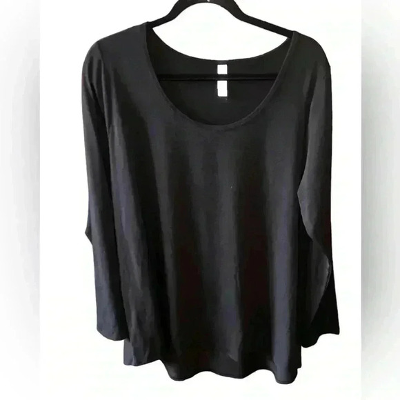 LuLaRoe Tops - Lularoe 3X long sleeve solid black Lynnae top. Scoop neck, hi-lo hem.‎ NWT
